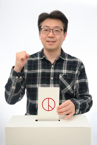 在投票箱里，人们的手放下了选票。