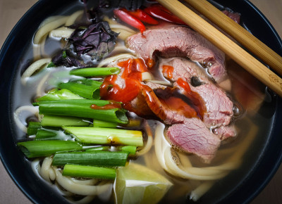 越南鲜米粉汤，配牛肉、香草和罗勒。越南的国菜。