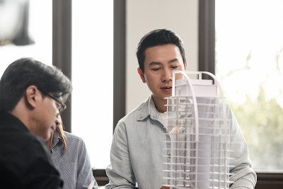 各部门主管在建筑工程师或建筑师与销售人员之间开会。头脑风暴管理是一个想法，以找到一种方法，处理建设和