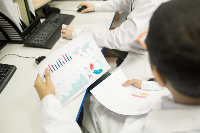 技术人员在工厂办公室分析图表