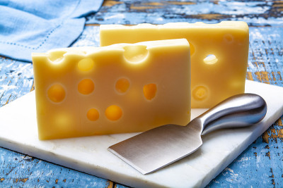 两块法国emmental半硬奶酪