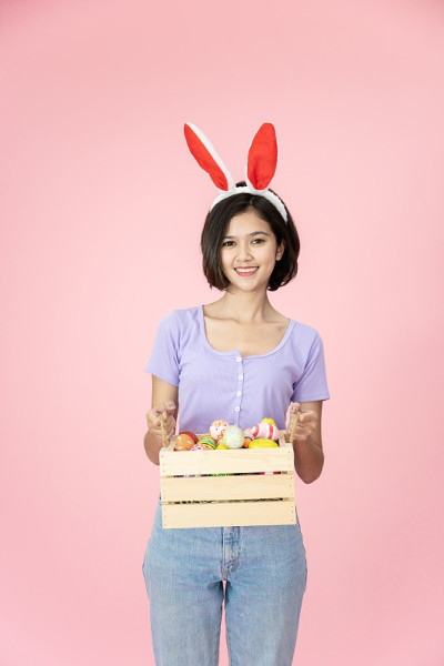 女人在复活节彩蛋概念