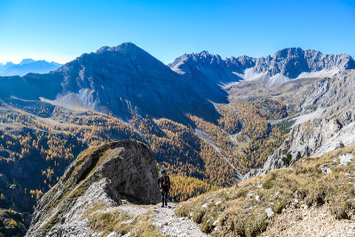 Grosse Gamswiesenspitze -一个在高山上徒步旅行的女孩
