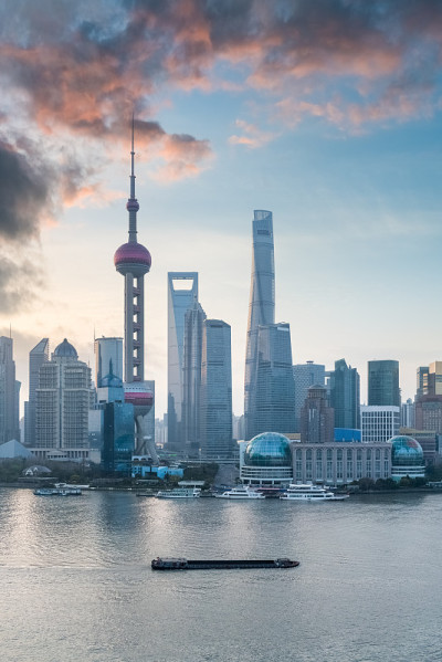 上海的城市景观与晨光