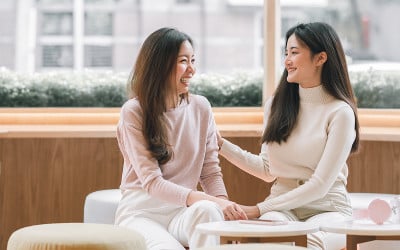 女人们在咖啡馆里聊天