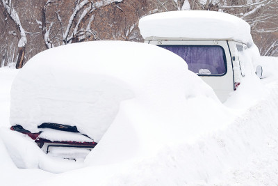大雪过后，几辆车停在雪地上