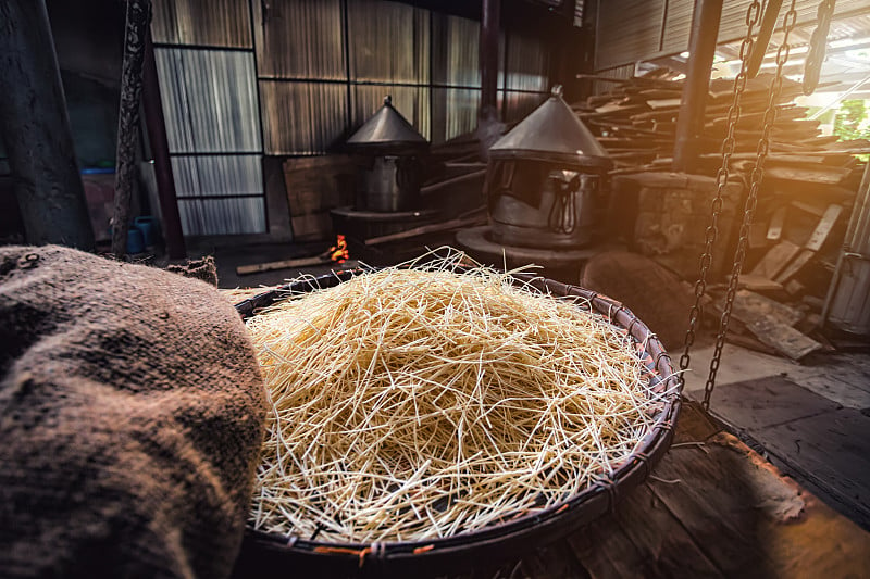 黄色面条或“Mee Sua食物”在泰式面条制造厂的篮子里晒着，中国面条蔬菜在素食节。