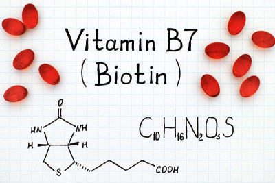 维生素B7(生物素)的化学式，含一些红色药丸。