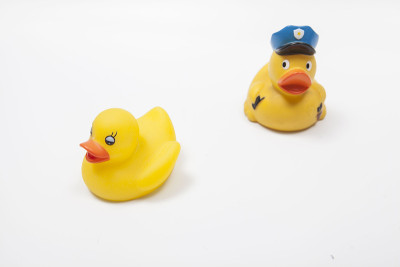 罪犯和警察的橡皮鸭