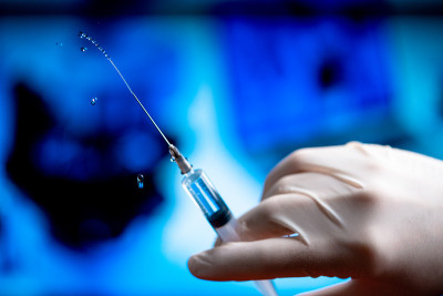 医生在注射疫苗前检查注射器。SARS冠状病毒、新型冠状病毒的实验室药物研究