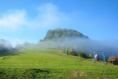 在阳光明媚的秋天早晨，看到尼姆奇山口，蓝色的天空和山上的雾。