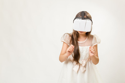 戴着VR眼镜的小女孩