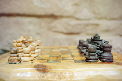 在树干板上的旧木制棋子