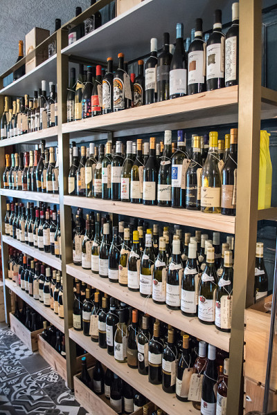 市中心一家商店的货架上摆满了酒瓶。佛罗里达有机葡萄酒商店，美国，美国