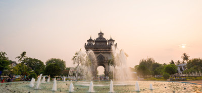 美丽的建筑Patuxay(胜利门)在万象，老挝