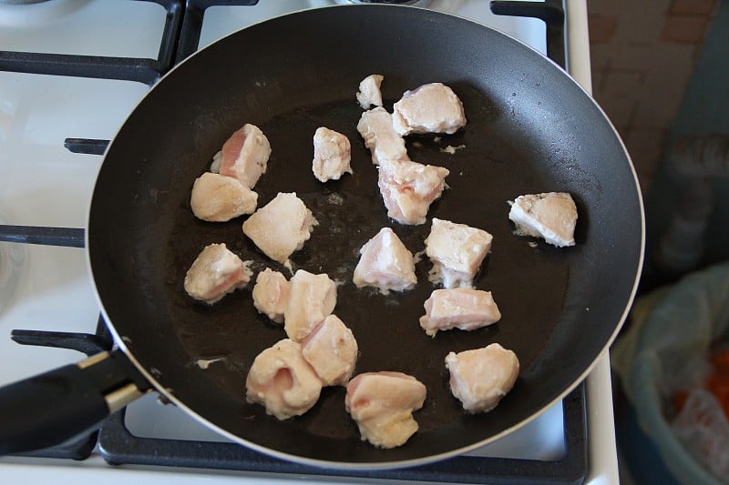 鸡胸肉在平底锅里炸