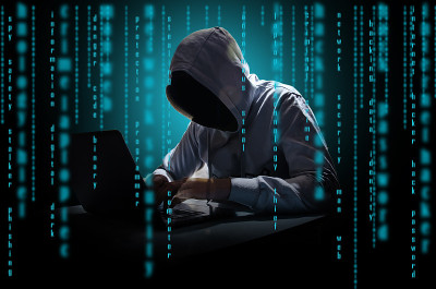 电脑屏幕上有二进制代码的黑客。信息安全的概念
