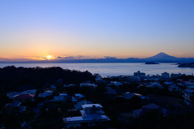 黄昏中的Enoshima和富士山