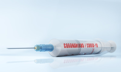 冠状病毒疫苗。白色桌子上的注射器