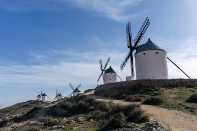 拉曼查(La Mancha)位于康苏埃格拉(Consuegra)上方山顶上的传统西班牙风车