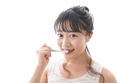 年轻女子正在刷牙