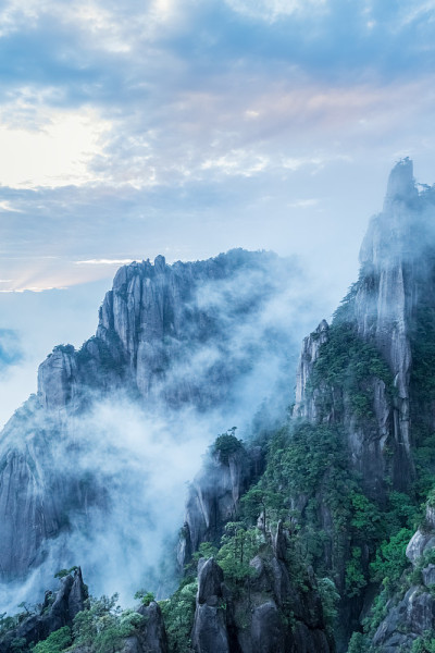 花岗岩的柱子和云雾的山峰