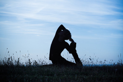 在Rajakapotasana/鸽子姿势上的友卡
