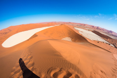 风景优美的Sossusvlei和Deadvlei，粘土和盐田被雄伟的沙丘包围。纳米比亚Naukluf