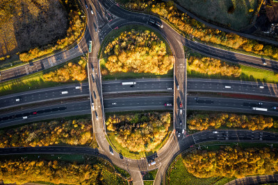 乡村环境中高速公路交叉路口的鸟瞰图