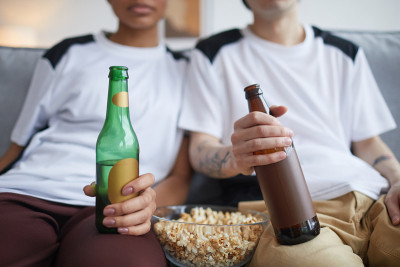 看电视的人喝啤酒