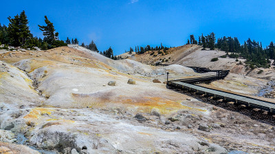 拉森火山国家公园的颠簸地狱木板路