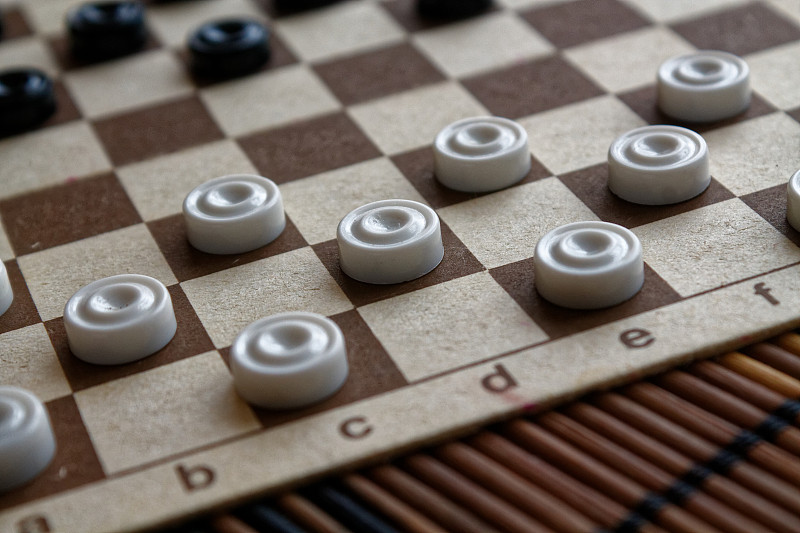 在棋盘上的跳棋准备玩。游戏的概念。棋盘游戏。的爱好。在游戏场上进行的跳棋。