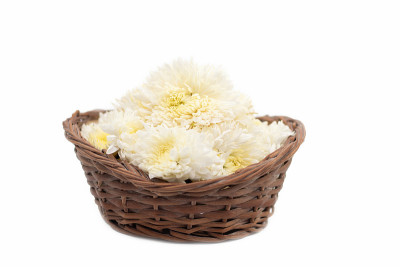 竹篮里的白花被称为Puja Phool Ki Tokri或Dalia，用于装饰和在节日期间向印度教神