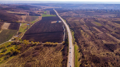 田野间郊区公路鸟瞰图