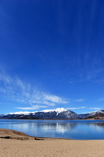 美丽的高海拔蓝色高山湖泊与雪顶的山峰，洛基山脉，科罗拉多州