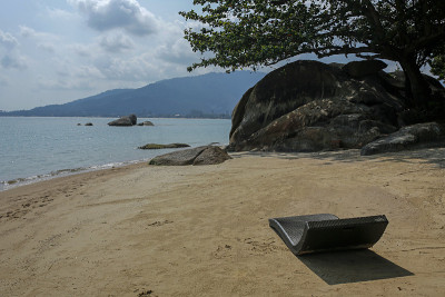 泰国苏梅岛美丽的热带海滩拉迈的日光浴床