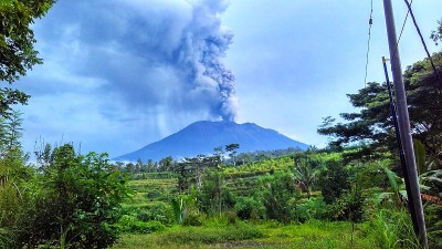 阿贡火山从稻田中喷发