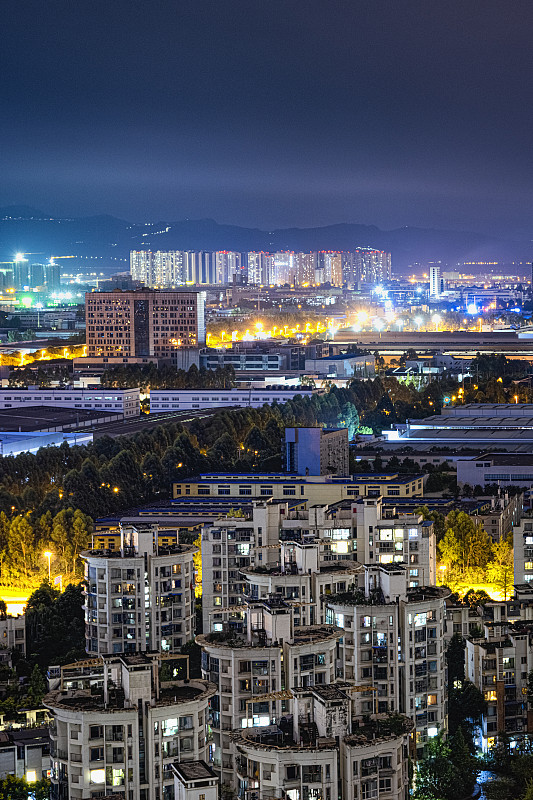 拍摄成都夜晚的城市密集建筑