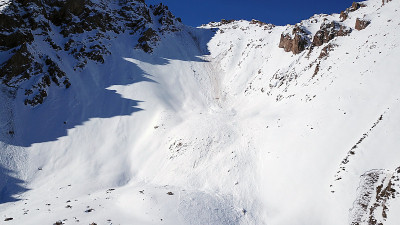 山里发生了一次雪崩