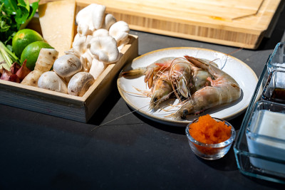 食材:酸橙，蘑菇，葱，柠檬草，洋葱，辣椒，野豌豆，佛手柑，虾和奶酪。他们准备做饭了。