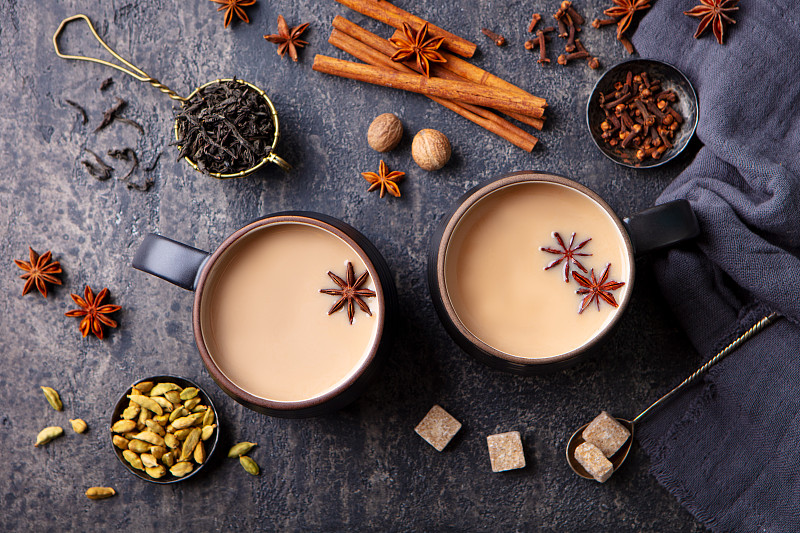 印度马沙拉茶，加牛奶和香料。灰色背景。前视图。