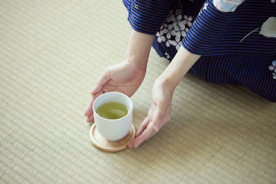 穿着日本服装的女人展示着茶