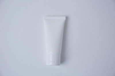 白色背景上的空白白色化妆品管