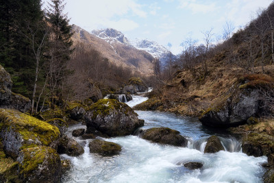 Bondhusdalen山谷靠近Sunndal村，Bondhuselva河在群山的背景，挪威
