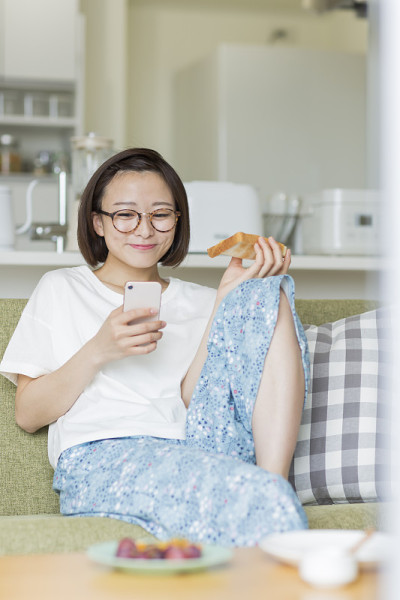 年轻女子待在家里