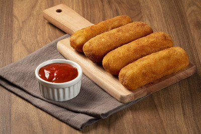 炸Risol或Risol。以奶酪和火腿填充的Risoles。