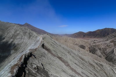 婆罗摩火山边缘。