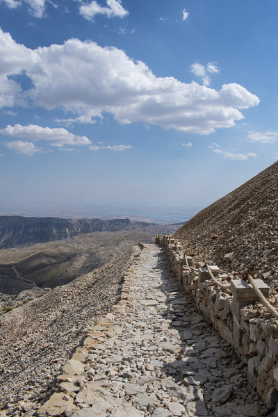 卡塔(土耳其):通往著名的内姆鲁特山(Nemrut Dagi)顶峰的小径。公元前62年，国王安条奥库