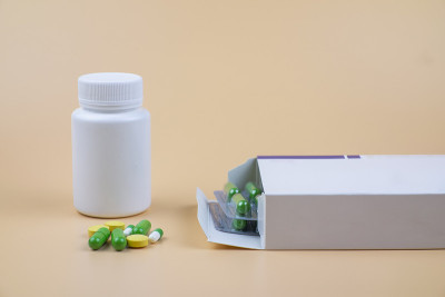 绿色背景里有各种药物