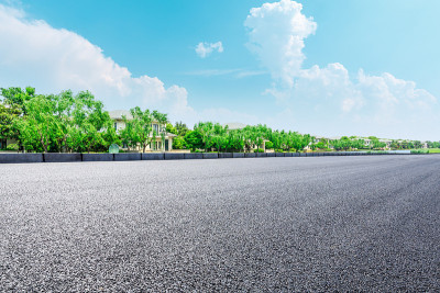 城市郊区的柏油路和公寓楼